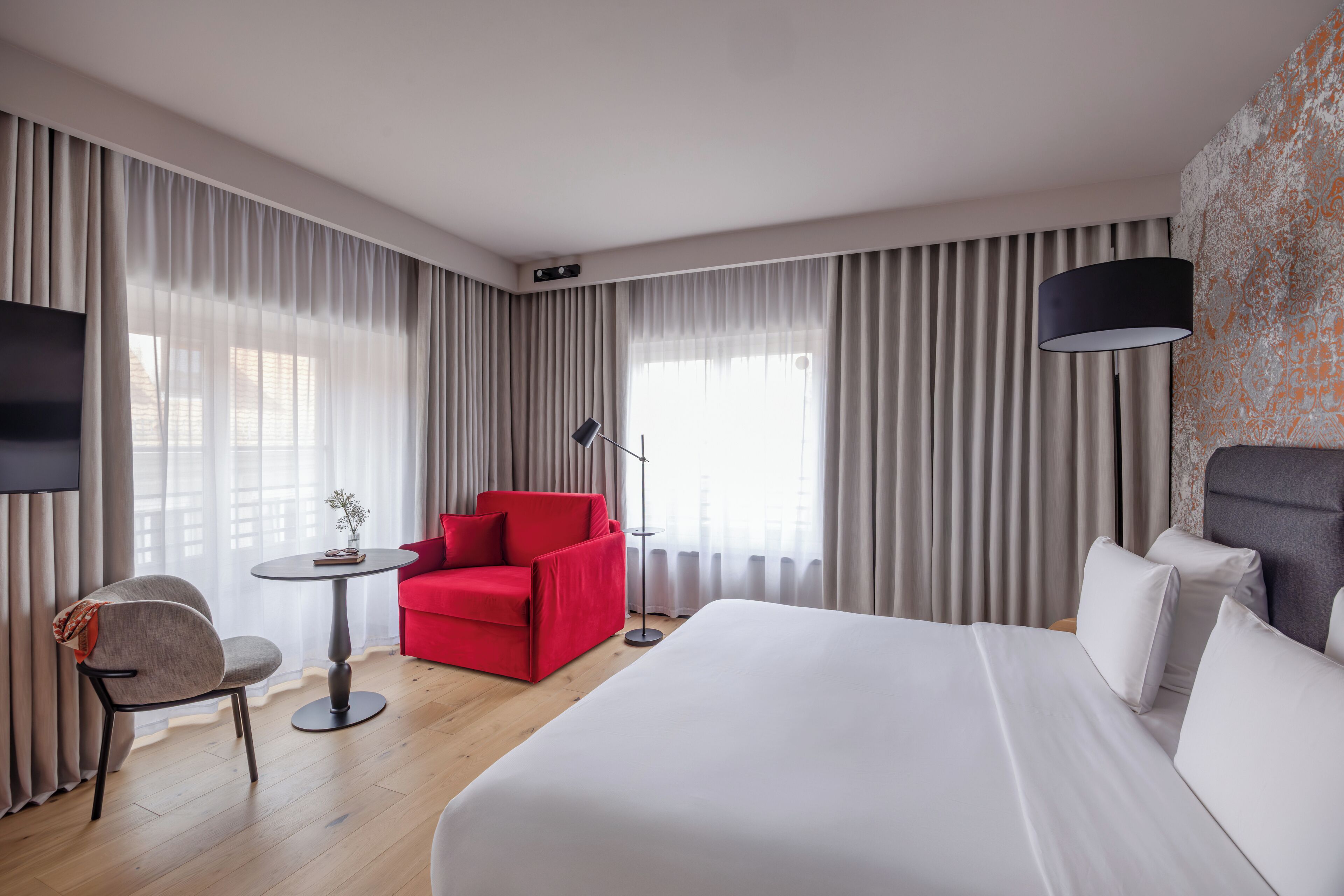 ห้องดีลักซ์ | เครื่องนอนระดับพรีเมียม, มินิบาร์ฟรี, ตู้นิรภัยในห้องพัก, ห้องเก็บเสียง