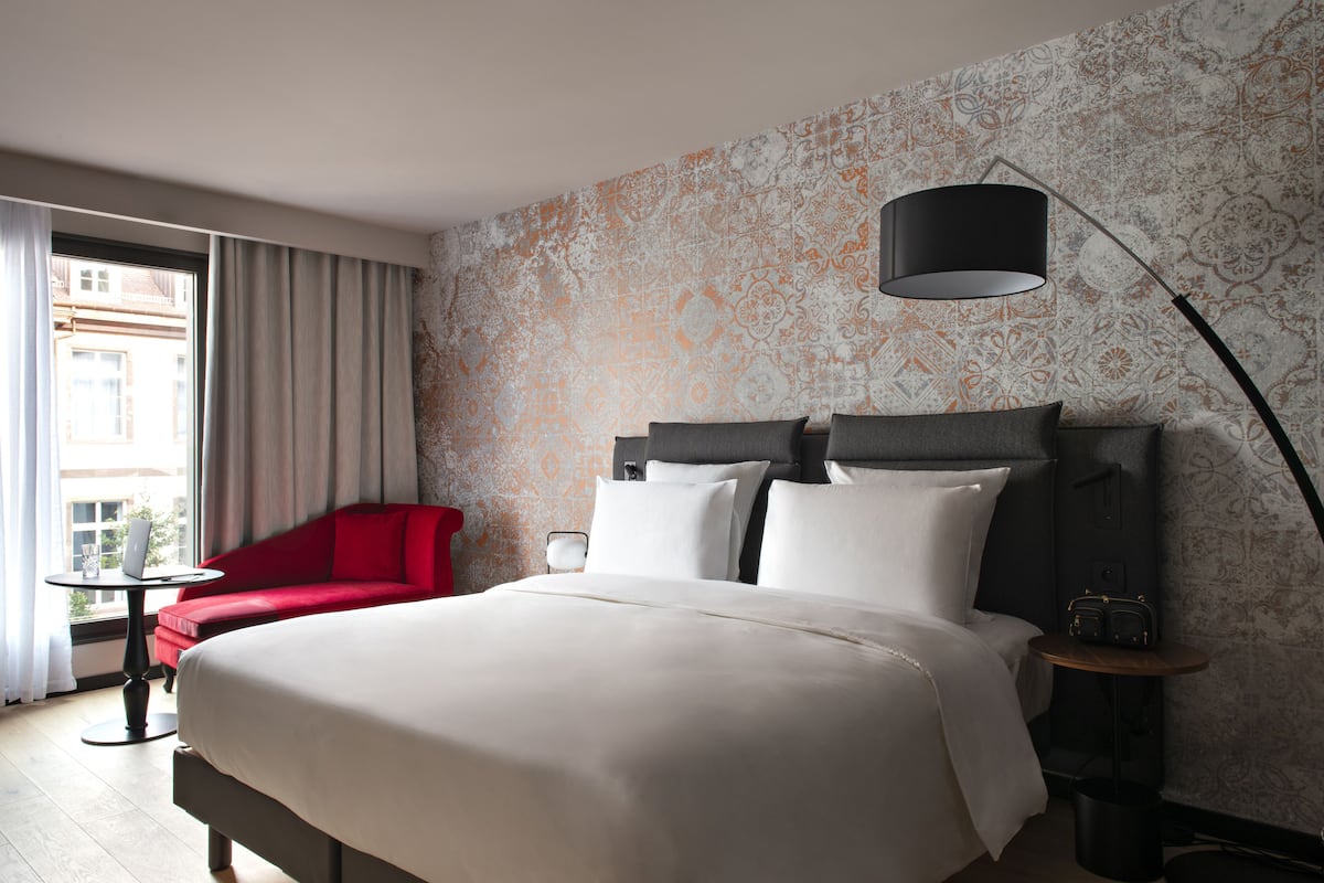 Deluxe Room | 1 bedroom, premium bedding, free minibar, in-room safe