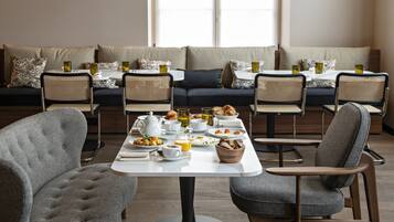 TĂ€gliches FrĂŒhstĂŒcksbuffet (29 EUR pro Person)