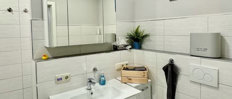 Douche, sĂšche-cheveux, serviettes fournies, savon