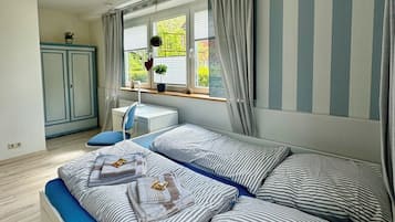 2 Schlafzimmer, Schreibtisch, Bügeleisen/Bügelbrett, Reisekinderbett