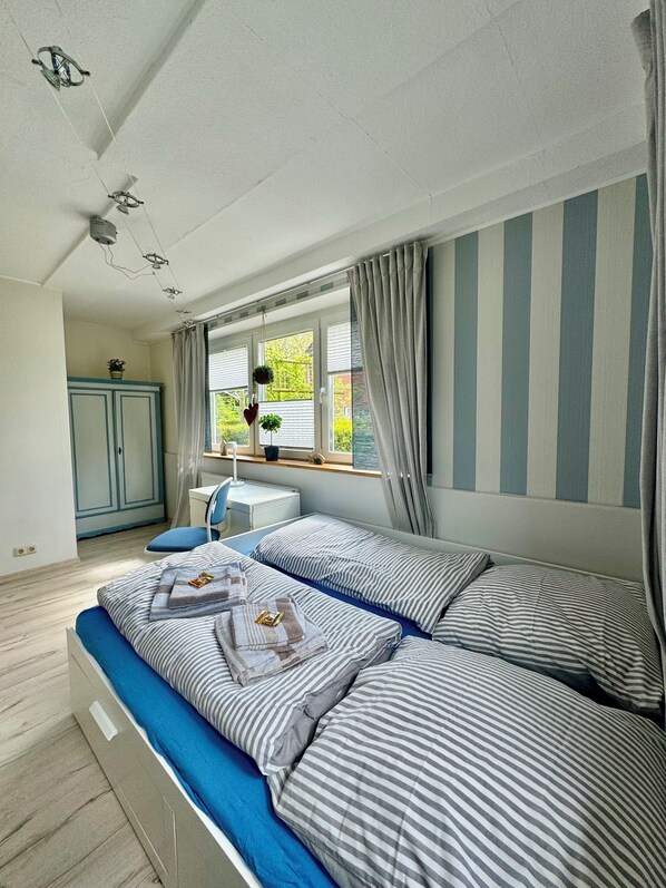 2 bedrooms, desk, iron/ironing board, travel crib