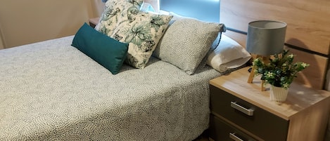 Een bureau, een strijkplank/strijkijzer, gratis wifi, beddengoed
