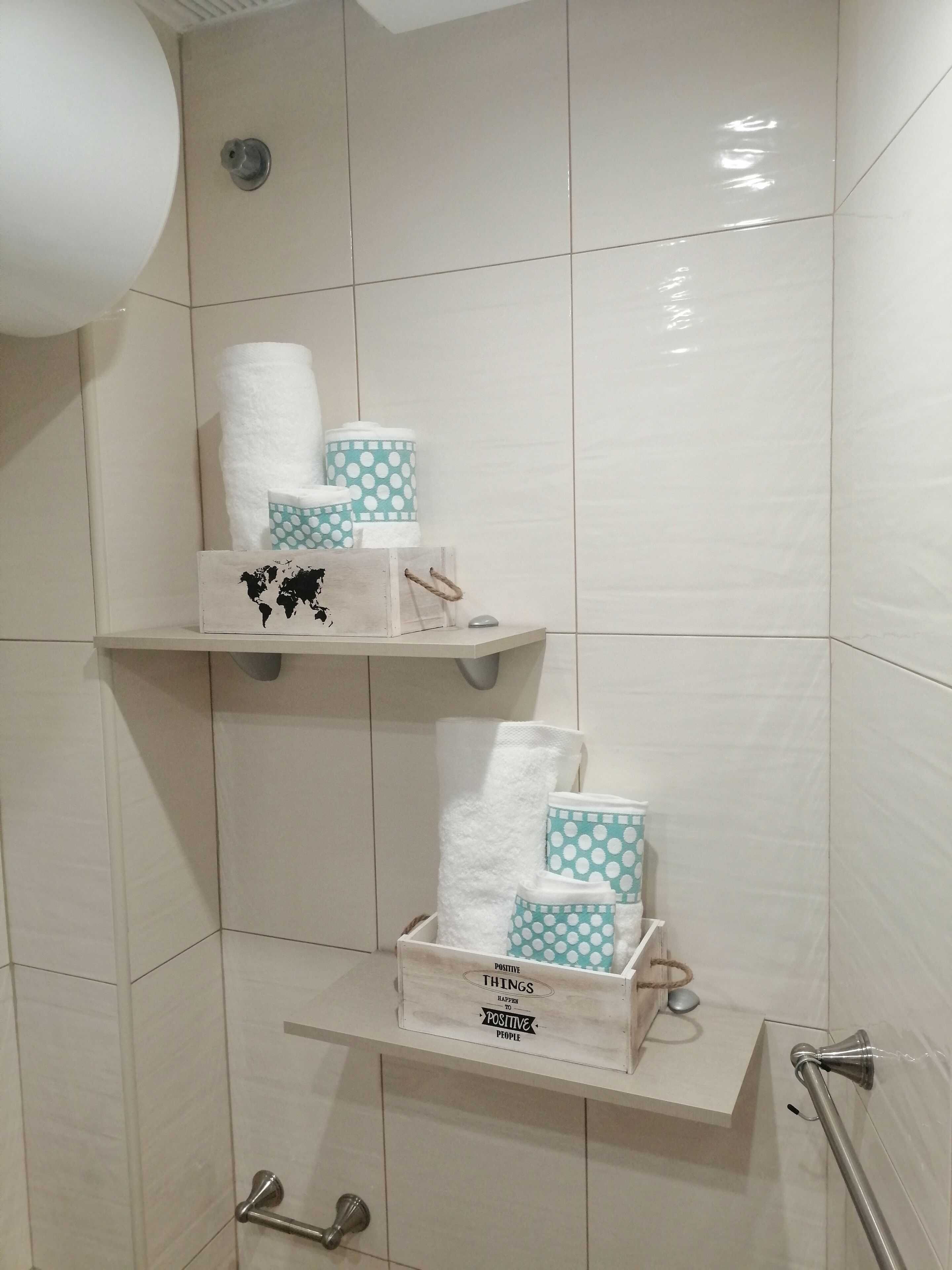 Regadera, secadora de cabello, bidet, toallas 