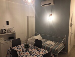 Comfort-Apartment | Wohnbereich | 23-Zoll-Flachbildfernseher mit Digitalempfang, Fernseher