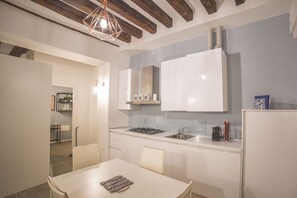 Comfort-Apartment | Eigene Küche | Großer Kühlschrank, Mikrowelle, Herdplatte, Geschirrspüler