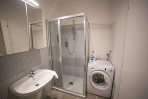 Comfort-Apartment | Badezimmer | Dusche, Regendusche, kostenlose Toilettenartikel, Haartrockner