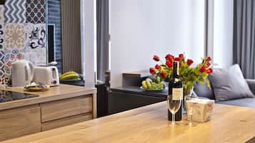 Appartement Deluxe | Cuisine privée | Réfrigérateur, four, plaque de cuisson, lave-vaisselle
