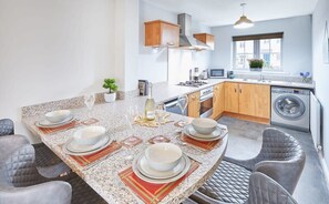 Fridge, microwave, oven, stovetop - Host & Stay | The Tardis (Marske-by-the-Sea)