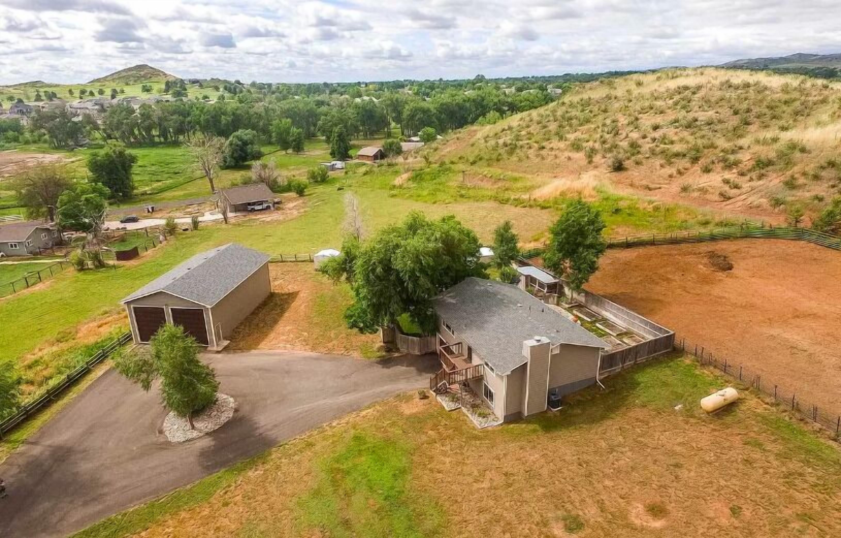 Hidden Valley Retreat. Foothill Views. Large Yard!