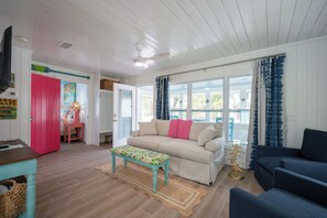 Televisión, reproductor de DVD y oficina