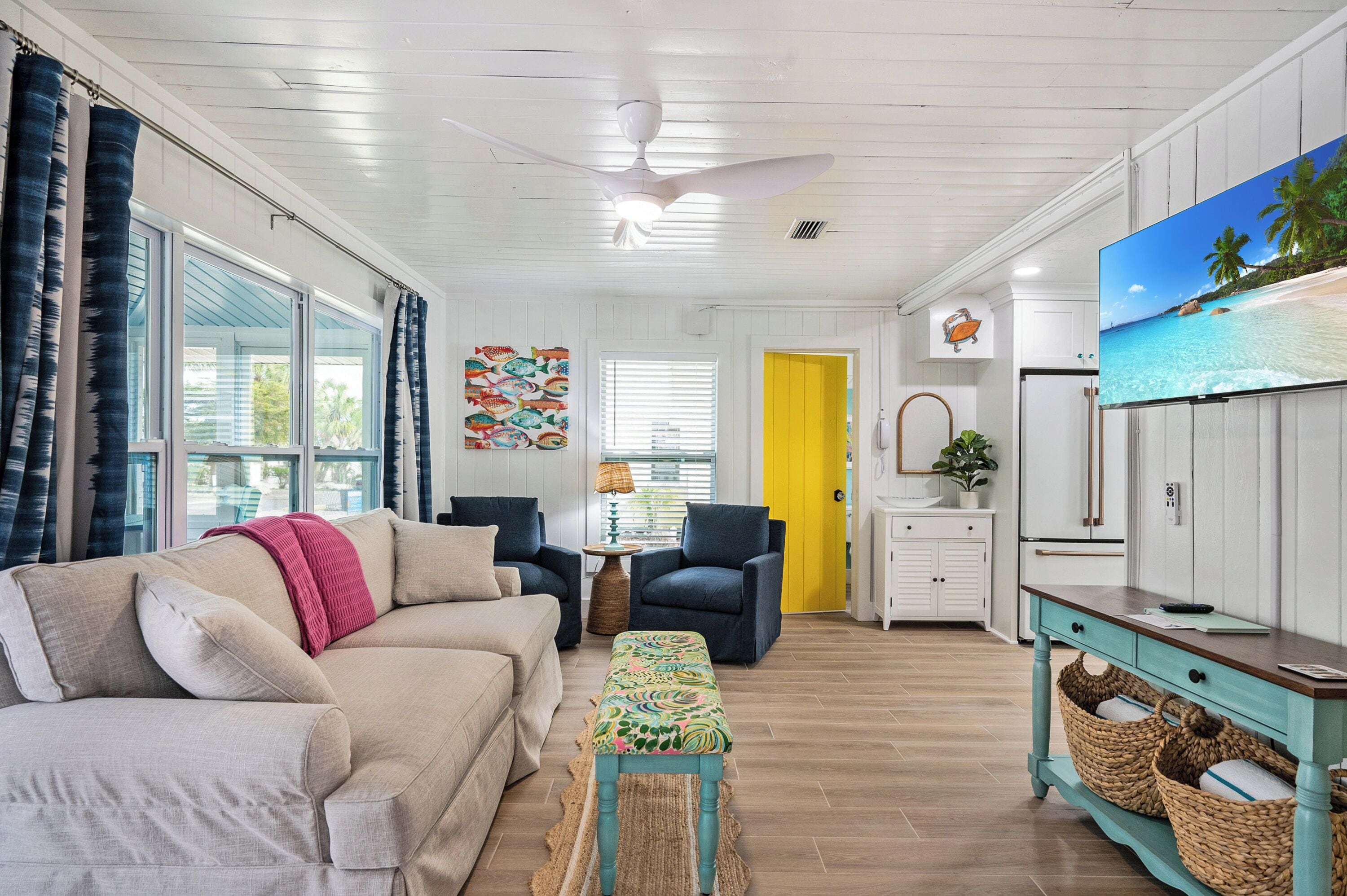 Televisión, reproductor de DVD y oficina 