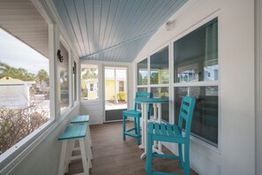 Terrace/patio - Sassy Seagull -Classic beach cottage, moments from the sand, beautiful pool! (Anna Maria)