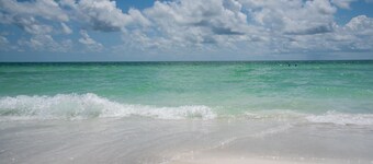 Anna Maria Updated Studio moments from the sand w/ Pool, Beach Gear & Bikes