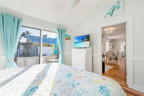 2 bedrooms, free WiFi, bed sheets - Adorable Cottage moments to beach w/ pool, beach gear, bikes (Anna Maria)