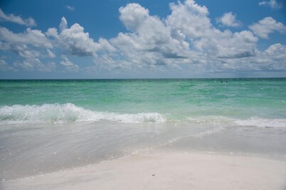 Charming beach cottage close to the beach with Pool, Bikes, Beach gear and Grill