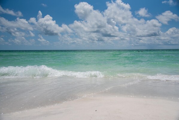 Playa en los alrededores y camastros 