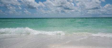 Una spiaggia nelle vicinanze, lettini da mare