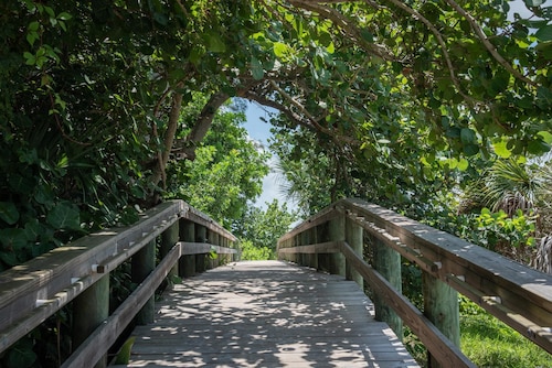 Charming Cottage with modern amenities close to beach w/ pool, beach gear, bikes