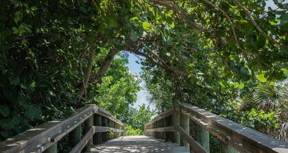 Charming Cottage with modern amenities close to beach w/ pool, beach gear, bikes