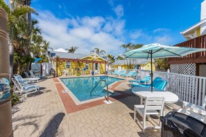Una piscina al aire libre, una piscina climatizada
