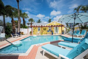 Una piscina al aire libre, una piscina climatizada
