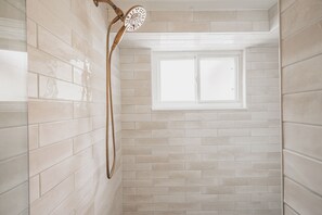 Een douche, handdoeken