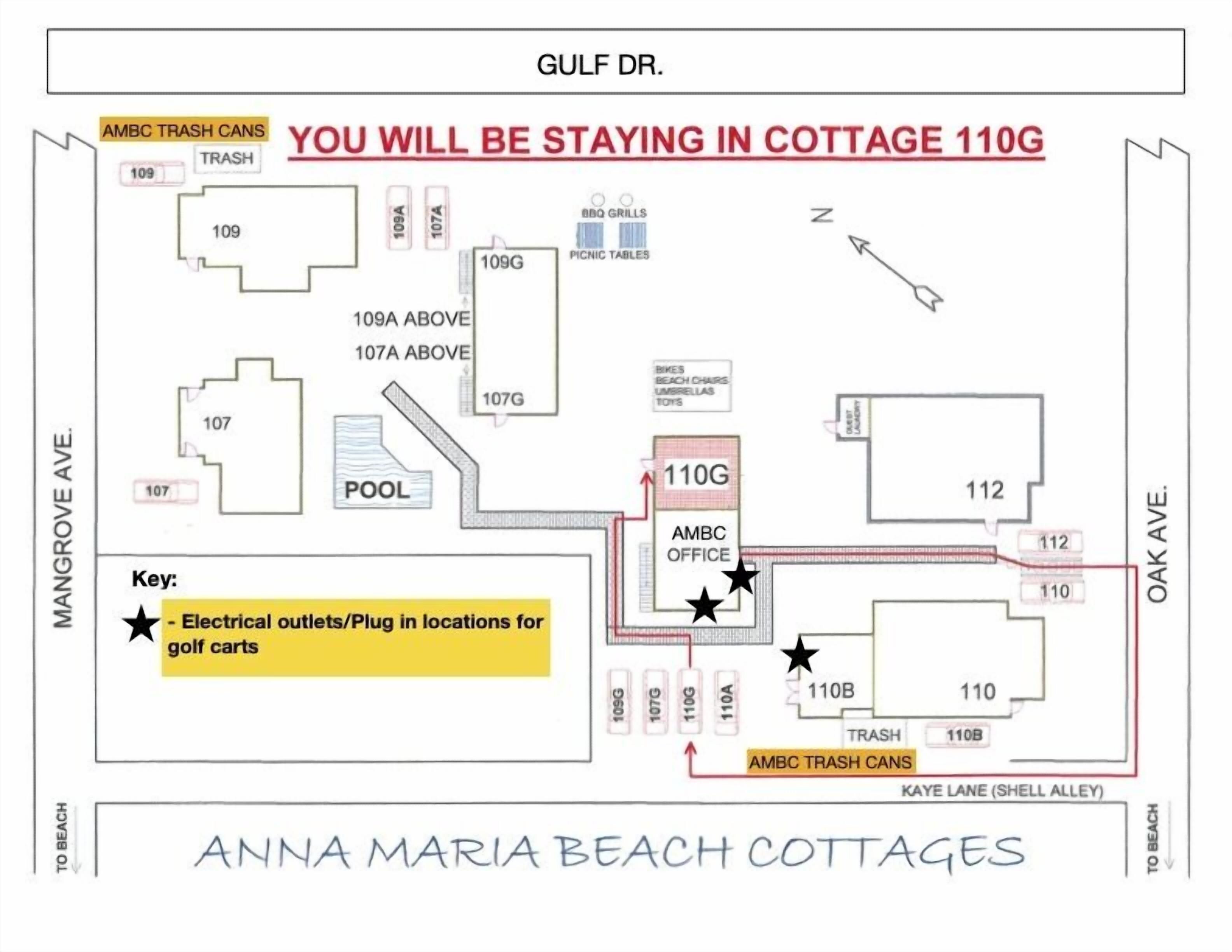 Een plattegrond van Anna Maria Beach Cottages, met een zwembad, strandstoelen, parasols en een zone met strandstoelen.