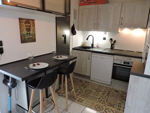 Jääkaappi, mikroaaltouuni, uuni, liesi