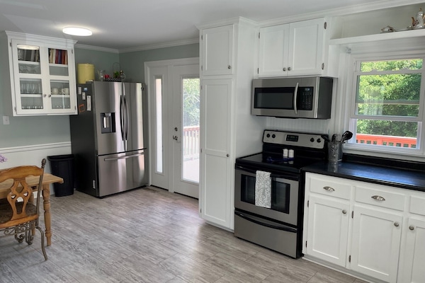 Kjøleskap, mikrobølgeovn, ovn og kokeplater