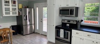 Conviently located cozy 2 bedroom home on quiet street. 