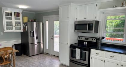 Conviently located cozy 2 bedroom home on quiet street.