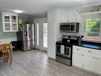 Conviently located cozy 2 bedroom home on quiet street.