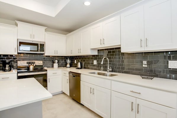 Microondas, horno, parrilla de estufa y lavavajillas 