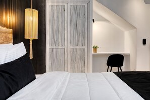 3 bedrooms, laptop workspace, bed sheets