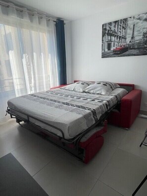 1 habitación, tabla de planchar con plancha y wifi