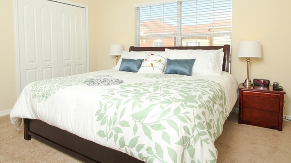 4 개의 침실, 노트북 작업 공간, 침대 시트