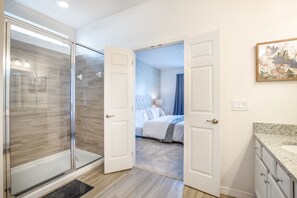 14 間臥室、筆電工作空間、熨斗/熨衣板、床單