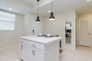 Mikrobølgeovn, ovn, kokeplater og oppvaskmaskin