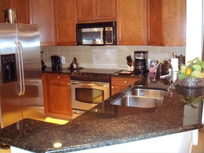 Mikrobølgeovn, ovn, kokeplater og oppvaskmaskin