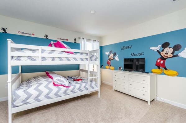 8 bedrooms, laptop workspace, bed sheets