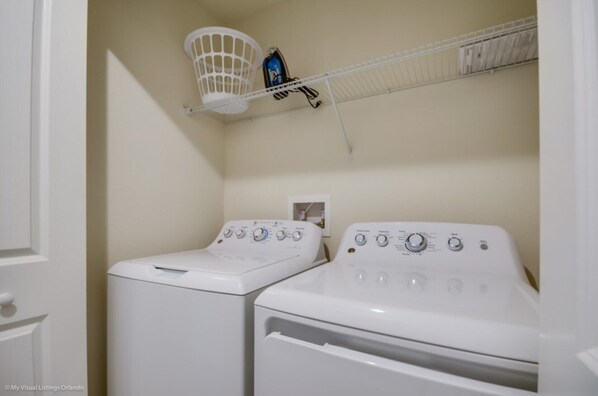 4 habitaciones, espacio para trabajar con laptop, wifi y ropa de cama