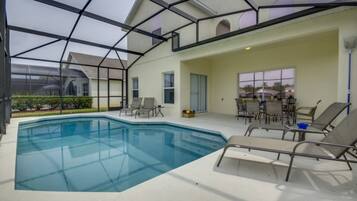 5 bedrooms, laptop workspace, bed sheets