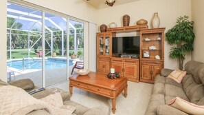 Living room - 5 Star Condo on Charlotte Harbor, Charlotte County Condo 1007 (Rotonda West)