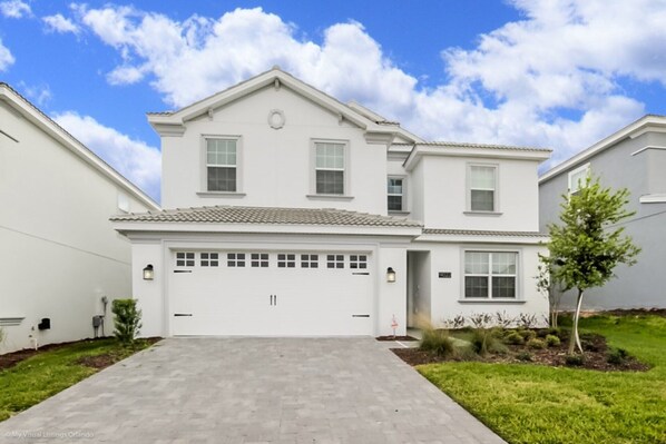 Villa (6 Bedrooms) | Front of property