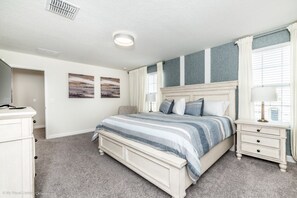 6 bedrooms, laptop workspace, WiFi, bed sheets