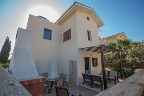 Outdoor dining - 5 Star Villa for Rent in Cyprus, Sotira Villa 1203 (Sotira)