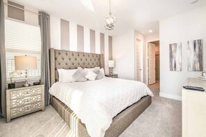 8 habitaciones y espacio para trabajar con laptop 