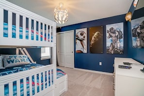 8 Schlafzimmer, laptopgeeigneter Arbeitsplatz, Bettwäsche