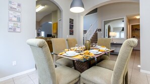 Een eethoek met een tafel voor vier personen, omringd door fauteuils.